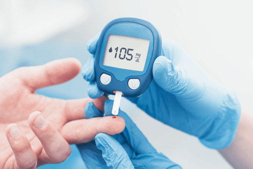Povečanje ravni glukoze v krvni plazmi pri diabetesu mellitusu